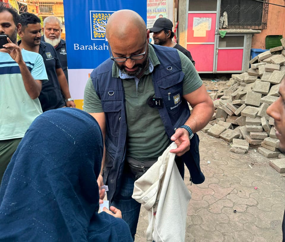 Zakat- und Lebensmittelverteilung in Indien.